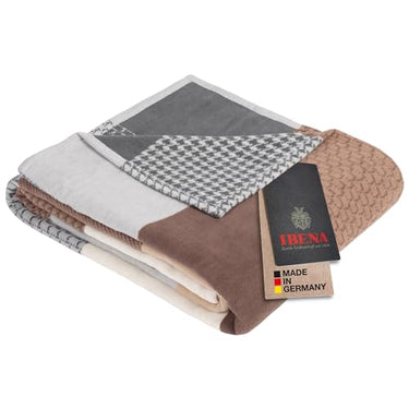 Ibena Pittsburgh Baumwolldecke 140x200 cm - Kuscheldecke Biobaumwolle Patchwork Muster braun beige, angenehm leichte und kuschelweiche Wolldecke, hochwertige Qualität Made in Germany im Sale